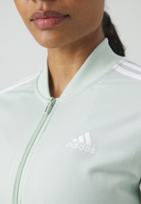 adidas Sportswear ESSENTIALS 3-STRIPES - Trenirka - linen green/white