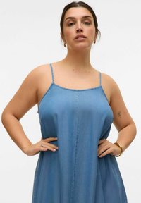Vero Moda Curve CURVE VMCHARPER LANGES  - Maxikjoler - medium blue denim