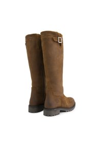Bottes en cuir marron haute jusqu'au genou avec une sangle à boucle argentée, semelles noires robustes et fermeture éclair latérale visible sur fond blanc.