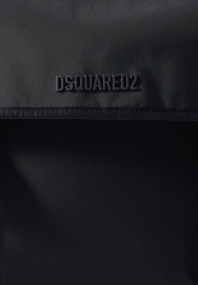 Must musta kott, millel on sisse löödud "DSQUARED2" logo, sile tekstuur, minimalistlik disain ja ristkülikukujuline vorm, millel on lukuga sulgemine.