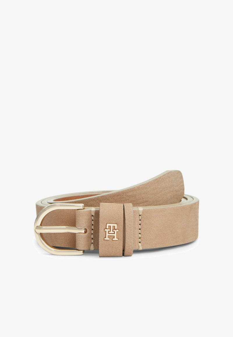 Ceinture en cuir beige à finition lisse, avec une boucle en métal doré et une boucle de marque. Design simple aux lignes épurées.