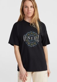 Must kohta must t-särk lühikeste varrukatega, millel on ümmargune sinise ja rohelise graafika ning tekst "O'Neill Surf Co." ja tribaalmustrid.
