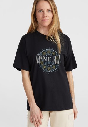 Čierne bavlnené tričko s krátkymi rukávmi, s okrúhlym grafickým motívom v modrej a zelenej farbe, s textom "O'Neill Surf Co." a tribálnymi vzormi.
