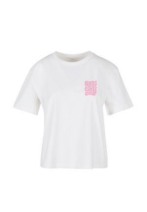 T-shirt blanc à manches courtes avec col rond, petit texte rose sur le côté gauche de la poitrine indiquant « Waves Girls Club ».