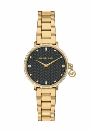 Goldene Metallarmbanduhr mit schwarzem, strukturiertem Zifferblatt, goldenen Zeigern, Kristallstundemarkierungen und kleinem MK-Anhänger auf der Krone.