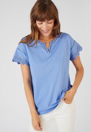 AVEC BRODERIES ANGLAISES  MANCHES COURTES - T-shirt imprimé - bleu lupin