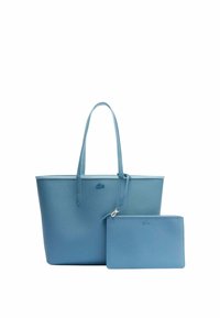 Borsa a tracolla blu in pelle con due manici lunghi, con una superficie texturizzata e una pochette con zip coordinata. Dettagli del logo embossato su entrambi gli articoli.