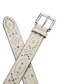 Cinturón de cuero beige con herrajes plateados, que presenta remaches decorativos y acentos turquesas en varias formas y patrones, diseño de dos capas.