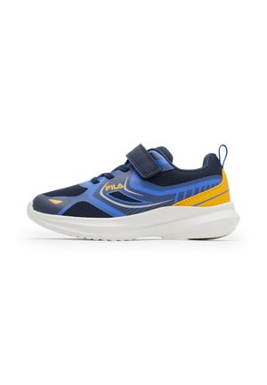 Kinderblauer und gelber Fila-Sneaker mit Mesh-Obermaterial, weißer Sohle, Klettverschluss und Zuglasche an der Ferse auf weißem Hintergrund.