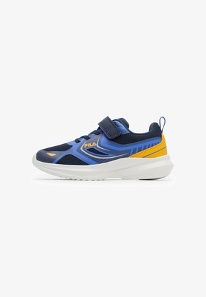 Børns blå og gule Fila sneaker med mesh overdel, hvid sål, velcro rem og trækstrop ved hælen på hvid baggrund.