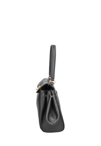 Borsa in pelle nera con un design morbido, tracolla singola e dettagli in metallo dorato. Presenta una texture morbida e dettagli plissettati.