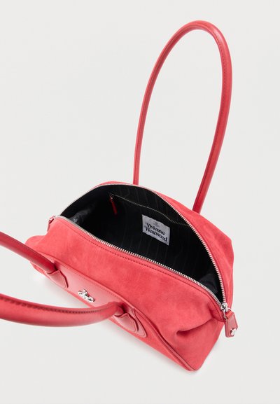 Κόκκινη σουέντ τσάντα με διπλές λαβές, ανοιχτό φερμουάρ που αποκαλύπτει μαύρη εσωτερική επένδυση και ετικέτα με την επωνυμία Vivienne Westwood στο εσωτερικό.