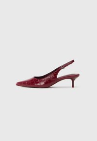Burgundská kožená slingback obuv s krokodílovou textúrou, špicatá špička, nastaviteľný popruh s prackou a nízky kitten podpätok na bielom pozadí.