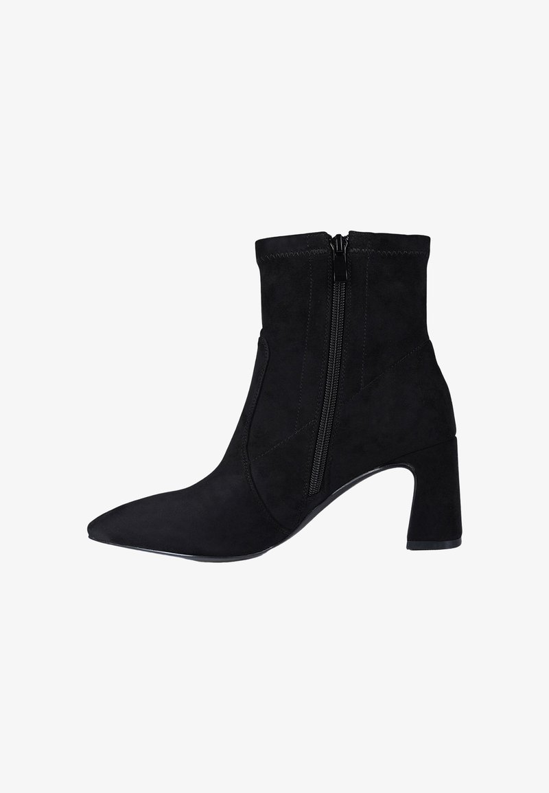 Stivaletto alla caviglia in pelle scamosciata nera con punta a punta, zip laterale, tacco affusolato e dettagli cuciti per conferire texture e design.