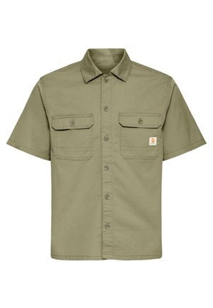 Πουκάμισο με κοντό μανίκι σε ελιά πράσινο χρώμα, με κουμπιά, δύο εμπρόσθιες τσέπες με καπάκι και κουμπιά, κλασικό γιακά και μικρή λογότυπο-ετικέτα στην δεξιά τσέπη.