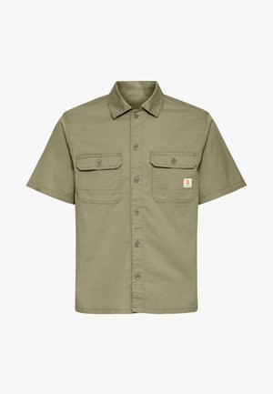 Korte mouwen olijfgroen overhemd met knopen, voorzien van twee voorzakken met knoopklep, een klassieke kraag en een klein logoplaatje op de rechterzak.