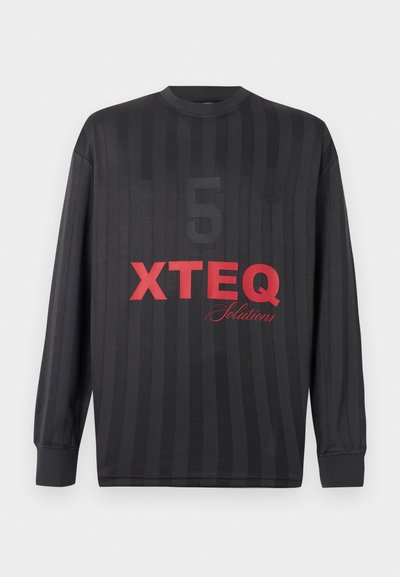 Μαύρο μακρυμάνικο πουκάμισο με διακριτικές κάθετες ρίγες, με μεγάλο σκοτεινό αριθμό 5 και έντονο κόκκινο κείμενο «XTEQ Solutions» στο μπροστινό μέρος.