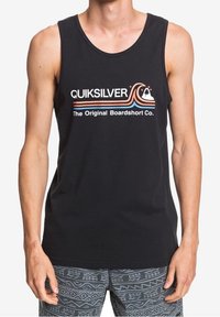 Svart bomullstopp utan ärmar med rund halsringning, med en färgglad Quiksilver-logotyp och text. Matchas med mönstrade badshorts.