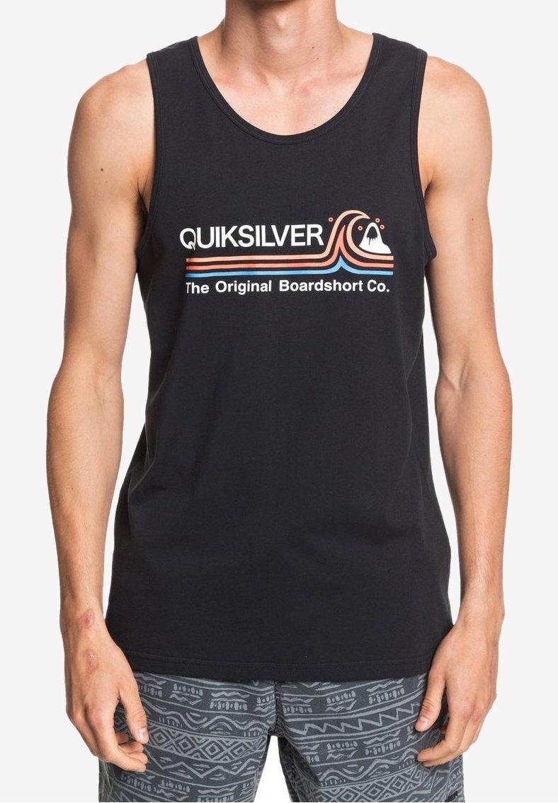 Svart bomullstopp utan ärmar med rund halsringning, med en färgglad Quiksilver-logotyp och text. Matchas med mönstrade badshorts.