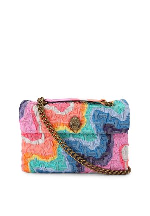 Borsa a tracolla trapuntata colorata con catena dorata e chiusura decorativa a forma di mano dorata sulla patta frontale.