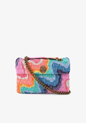 Borsa a tracolla trapuntata colorata con catena dorata e chiusura decorativa a forma di mano dorata sulla patta frontale.