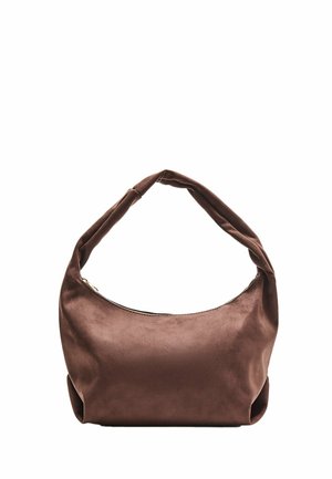 Sac à main en daim marron à la forme douce et arrondie, doté d'une large bandoulière unique et d'une fermeture zippée, présenté sur un fond blanc uni.