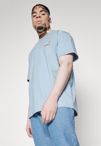 Carhartt WIP AMERICAN SCRIPT - Camiseta básica - frosted blue