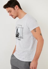 Buratti SLIM FIT  - Marškinėliai su spaudiniu - light grey