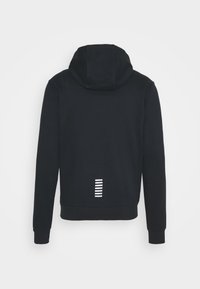 Svart huva sweatshirt med en texturerad yta, som har en vit randig detalj på nedre delen av ryggen samt ribbade muddar och fåll.