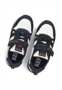 Marineblaue und weiße Sneakers mit einer strukturierten Oberseite, orangefarbenen Akzenten, perforiertem Zehenbereich, Klettverschlussriemen und Logo-Akzenten auf der Zunge.