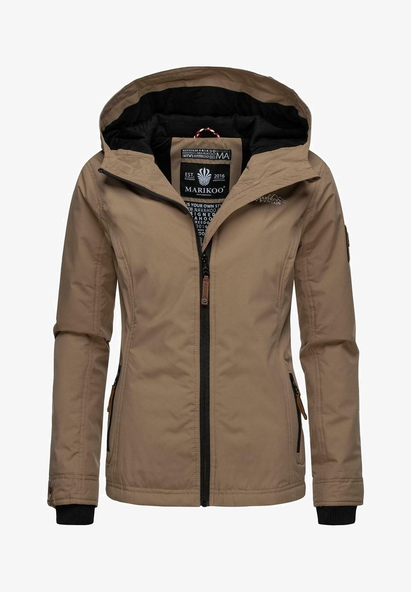 Veste à capuche beige avec doublure intérieure noire, fermeture éclair frontale, poches latérales zippées et étiquette de la marque Marikoo à l'intérieur du col.