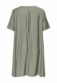 Vestido de manga corta, holgado, de color verde oliva claro con un pliegue central en la espalda y tela texturizada.