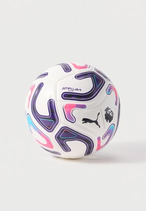 Biely futbalový loptu Puma Stellar Cup s abstraktnými fialovými, ružovými a modrými vzormi a logom Premier League na bielom pozadí.