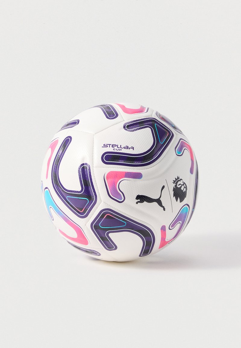 Λευκή ποδοσφαιρική μπάλα Puma Stellar Cup με αφηρημένα μοτίβα σε μοβ, ροζ και μπλε και λογότυπο Premier League σε λευκό φόντο.