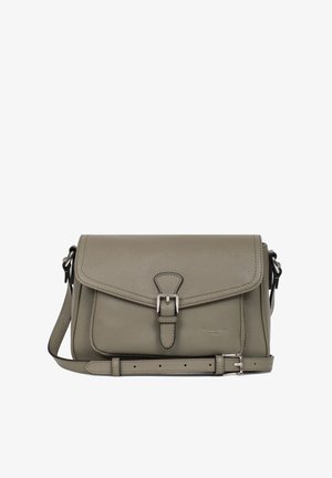Borsa a tracolla in pelle verde oliva con chiusura a pattina, tracolla regolabile e dettaglio in metallo. Texture liscia e forma strutturata.