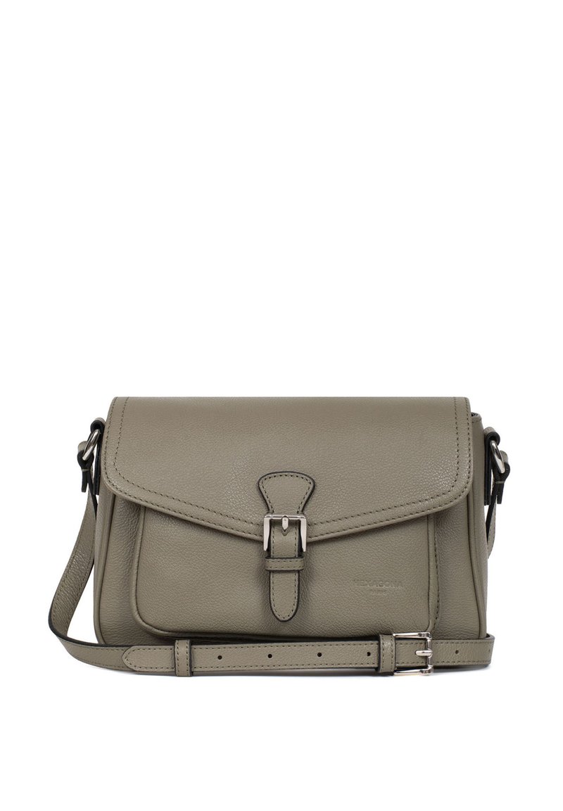 Borsa a tracolla in pelle verde oliva con chiusura a pattina, tracolla regolabile e dettaglio in metallo. Texture liscia e forma strutturata.