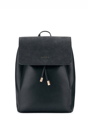 Sac à dos en cuir noir avec rabat et fermeture par cordon, embouts en métal doré, et petite poignée supérieure.