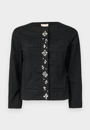 Must värvi teksajakk, millel on ümmargune kaelus, ees taskud ja dekoratiivsed kaunistused keskel. Sile tekstuur, sobiv kuju.