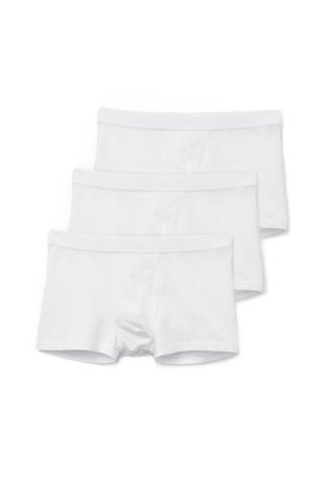 Trzy proste białe bokserki męskie ułożone w stos, pokazujące widok z przodu z elastycznymi pasami i gładkim materiałem.