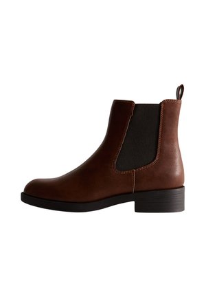 Botte de cheville en cuir marron avec des panneaux latéraux élastiques, un bout arrondi et un petit talon. Présente un surpiqûre contrastante et une languette.