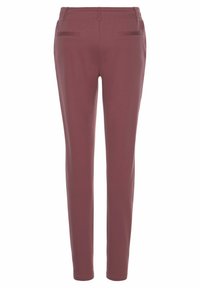 Bordeauxkleurige broek met een gladde textuur en slim fit. Heeft een tailleband en twee achterzakken met horizontale sluitingen.