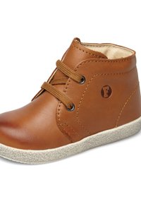 Botas de tobillo de cuero marrón con suela de goma, punta redonda y ojales metálicos. Presentan costuras decorativas y un pequeño logo en el lateral.
