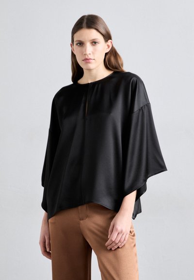 Zwarte, losse blouse van satijn met een ronde halslijn en een kleine opening aan de voorkant. Heeft wijde mouwen en een zachte textuur.