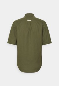 Korte mouwen, olijfgroene shirt met een klassieke kraag, voorzien van een plooi op de rug en een afgeronde onderkant. Gestructureerde stof met minimale details.