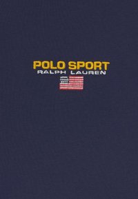 Navyblaues Baumwollgewebe mit gesticktem Text "POLO SPORT" in Gelb und "RALPH LAUREN" in Weiß, ergänzt durch ein kleines Grafikmotiv der US-Flagge.