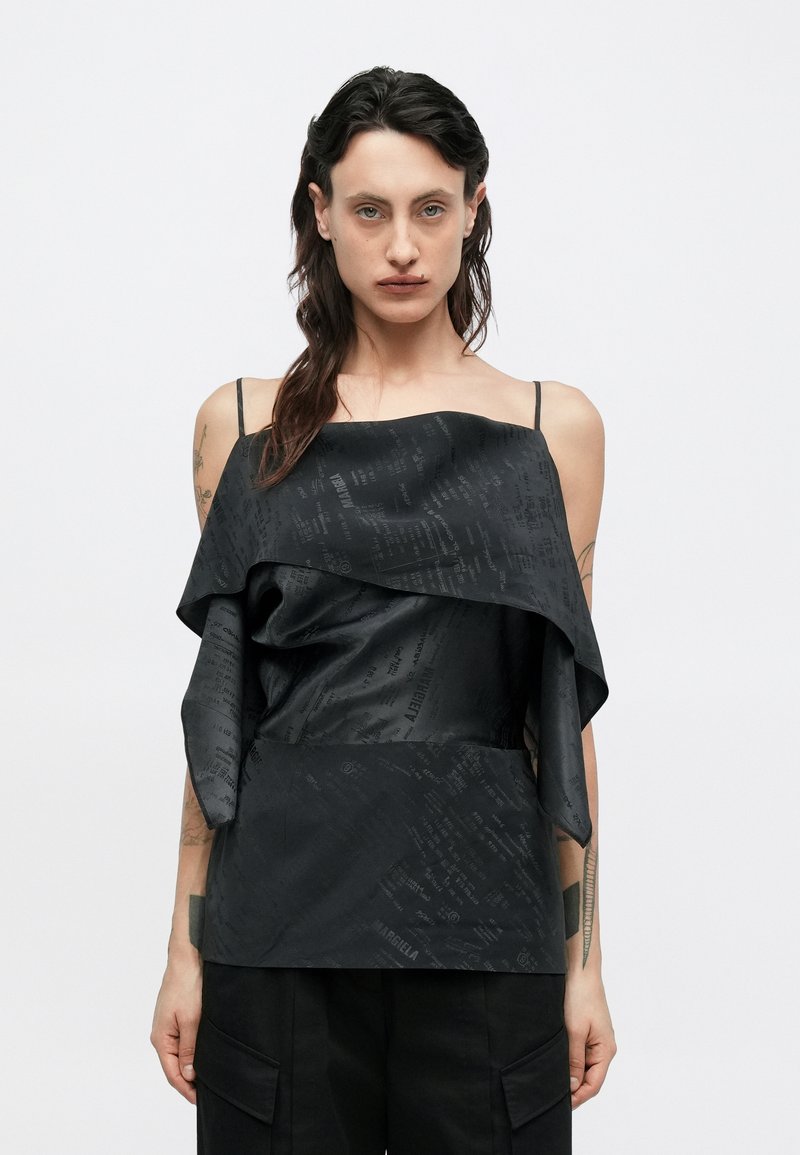 Top nero senza maniche con drappeggio a strati, texture liscia e delicati motivi di testo stampati, con sottili spalline regolabili a spaghetti.