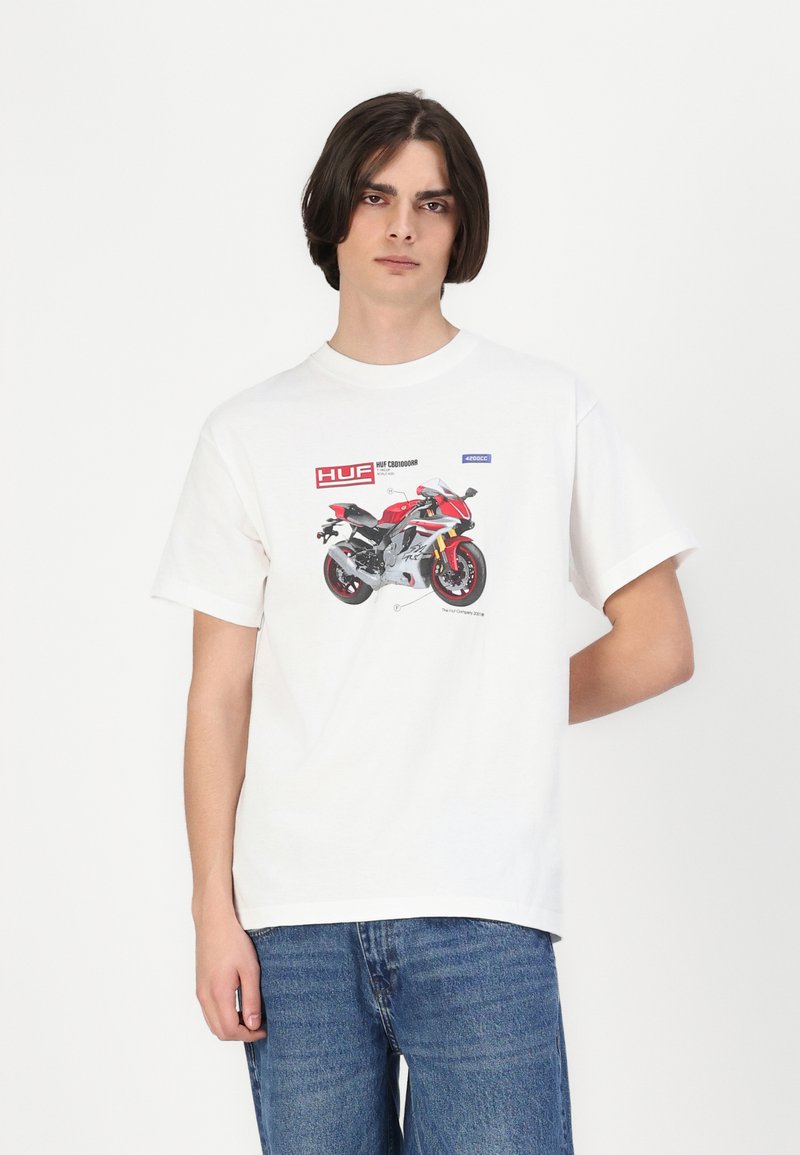 Hvid bomulds T-shirt med en grafik af en rød motorcykel med sølvdetaljer og fed skrift. Korte ærmer og afslappet pasform.