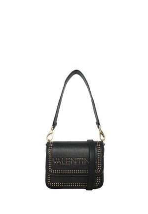Zwarte leren schoudertas met gouden studs die de klep omlijsten en de merknaam "Valentino" op de voorkant.