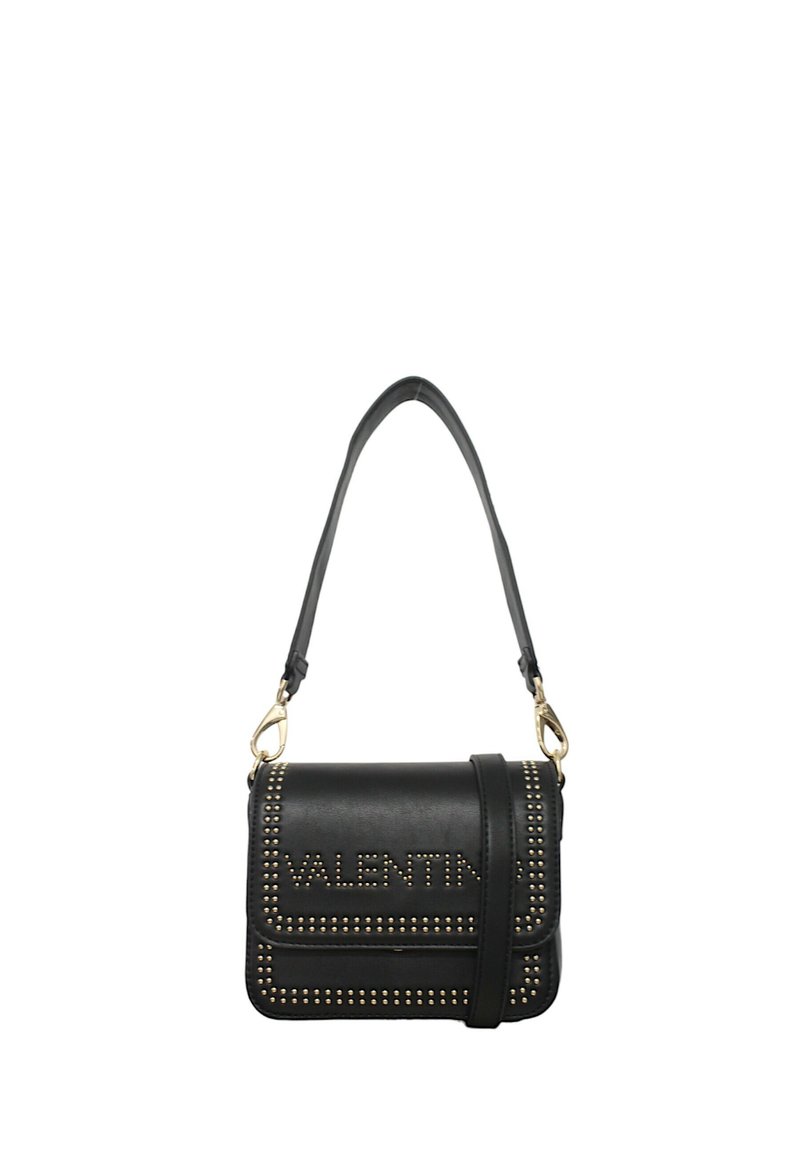 Bolso de hombro de cuero negro con remaches en tono dorado que delinean la solapa y el nombre de la marca "Valentino" en la parte frontal.