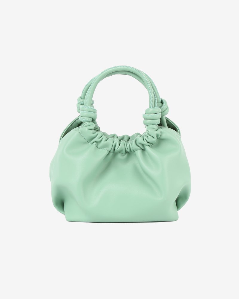 Borsa a mano verde menta realizzata in pelle morbida e testurizzata. Presenta una parte superiore arricciata con manico annodato per un design compatto e arrotondato.